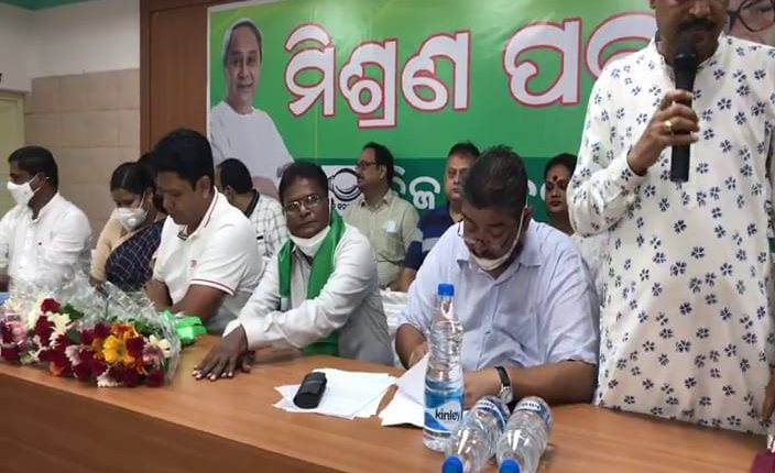 Former MLA Chandra Sekhar Majhi Joins BJD